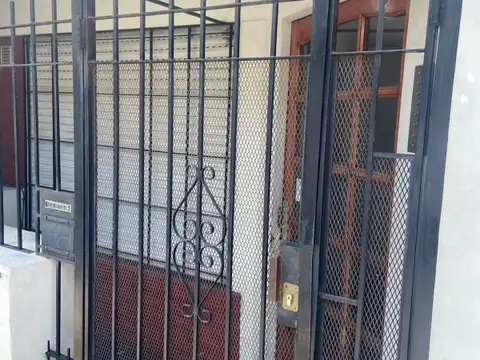 se alquila ph de dos ambientes, bjas expensas a la calle. todo electrico
