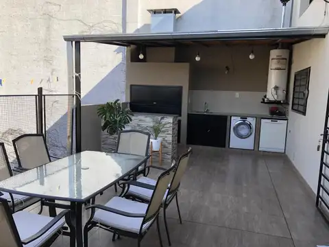 Casa 4 ambientes con 2 baños