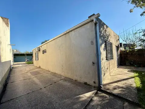 Casa de dos dormitorios y patio en zona norte