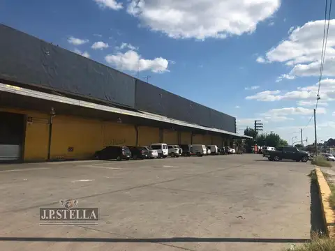 Galpón 5.453 m² Cub. Oficinas, baños y Vestuario Frente 4 calles - Isidro Casanova