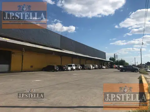 Galpón 5.453 m² Cub. Oficinas, baños y Vestuario Frente 4 calles - Isidro Casanova