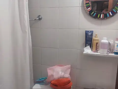 CHALET INGLES 5 AMBIENTES EN DOS PLANTAS CON JARDIN, ENTRADA DE AUTO  Y DEPENDENCIA