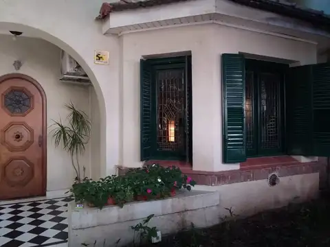 CHALET INGLES 5 AMBIENTES EN DOS PLANTAS CON JARDIN, ENTRADA DE AUTO  Y DEPENDENCIA