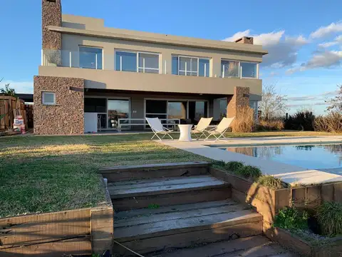 Casa en VENTA en Cantón Norte a la Laguna 6 amb, jardín, piscina