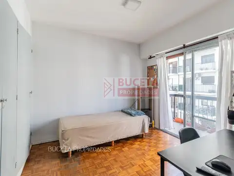 Venta. Amplio departamento 4 ambientes con dependencia