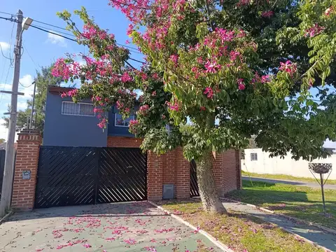 Casa 3 Dormitorios con Parque, Pileta y Galería con Parrilla