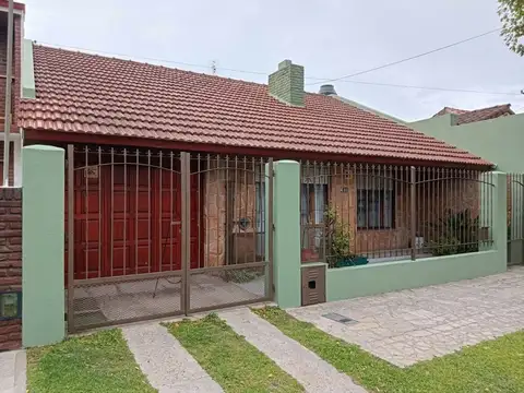 VENTA CASA 4 AMBIENTES COCHERA PARQUE EL GAUCHO