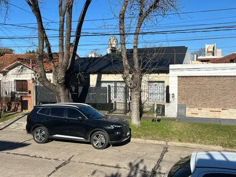 Excelente chalet de 2 domis mas un amplio depto de 3 amb al fondo del lote