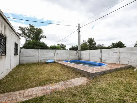 VENTA/ PERMUTA - Casa de 3 dormitorios con patio y piscina.