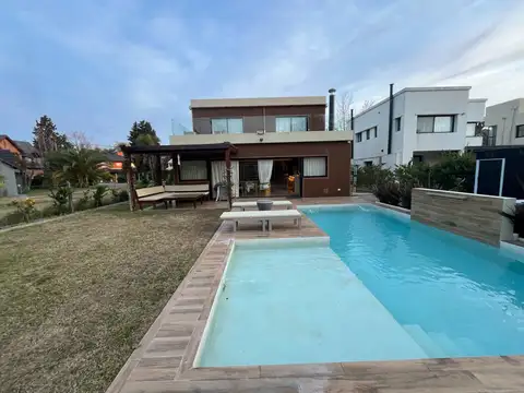 Espectacular casa de diseño a estrenar con muebles