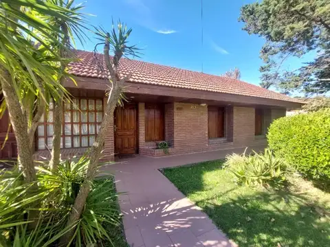 CHALET 4 AMB. CON AMPLIO GARAJE, QUINCHO, PARQUE Y PISCINA - CAISAMAR