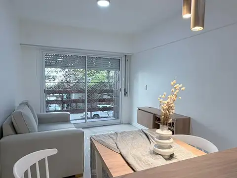 Departamento de tres ambientes a la calle con balcón, Gascón 2100, Plaza Colón