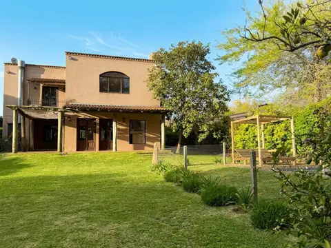 Altamira | Casa con pileta y jardín, doble altura – apta crédito