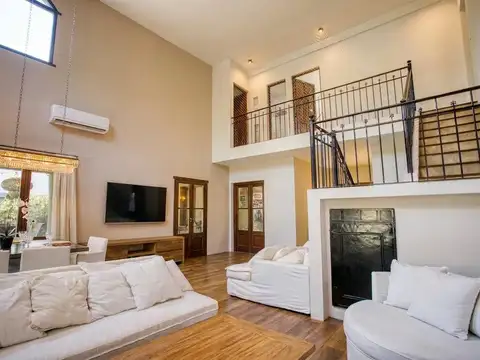 Casa en Venta con 4 cocheras
