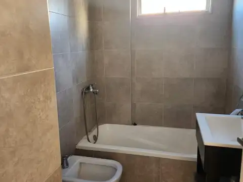 Monoambiente amplio en edificio con laundry