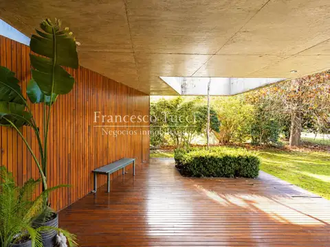 Casa en Venta con 4 cocheras
