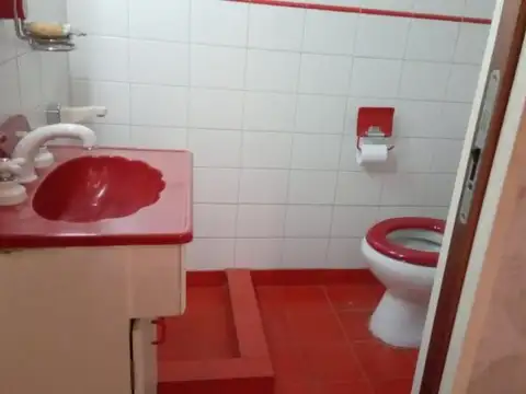 Casa 7 ambientes con 2 baños