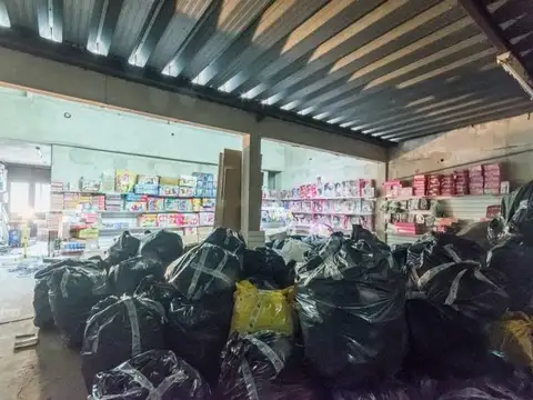 Edificio con entrada de camiones, amplio salon comercial, depositos, oficina, vestuarios, etc