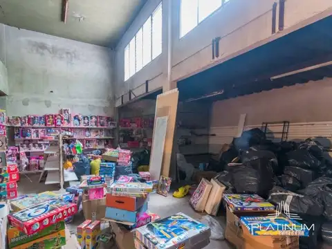 Edificio con entrada de camiones, amplio salon comercial, depositos, oficina, vestuarios, etc