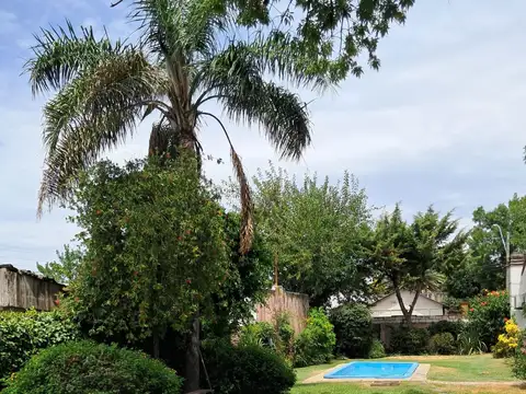 CASA CON 1000 M2 DE PARQUE Y PILETA.
