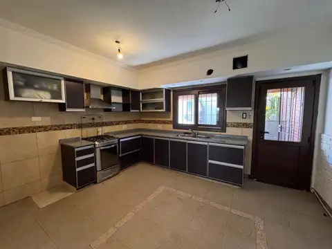 Casa 4 ambientes con 1 baño