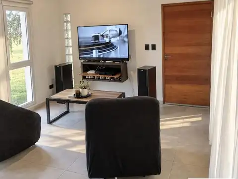 Casa en Venta - 2 Dormitorios 2 Baños - 1000mts - Mar Del Tuyu