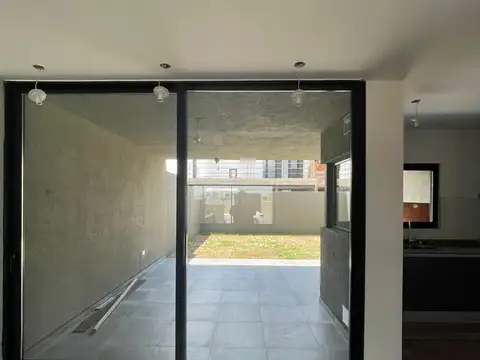 Casa en Alquiler con 2 cocheras