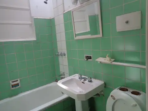 SE VENDE PH DE 3 AMBIENTES , C/PATIO, CENTRO DE MORON
