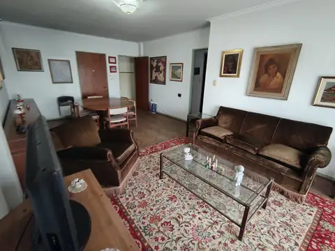 Semipiso de 4 Ambientes con Dependencia y balcon, frente a Plaza Misericordia. BAULERA