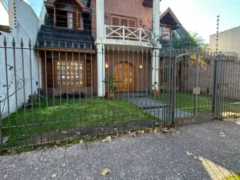 Importante Casa en venta de 6 Ambientes con fondo y garage en Quilmes