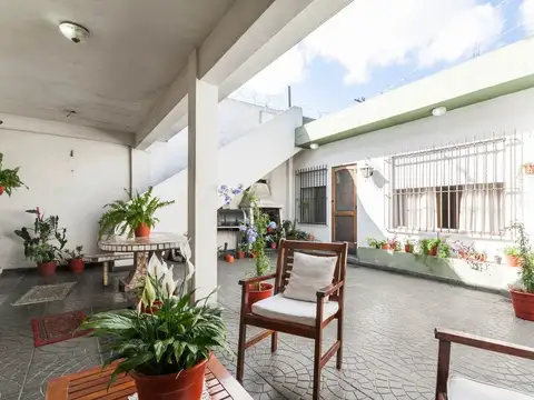 Casa 2/3 Familias. Patio. Terraza. Cochera. Gerli