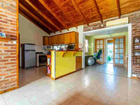 Casa 4 ambientes con 2 baños