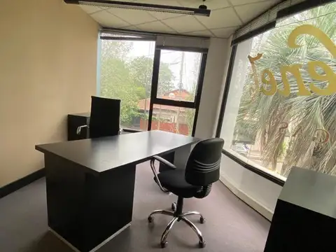 Oficina en Alquiler con 8 cocheras