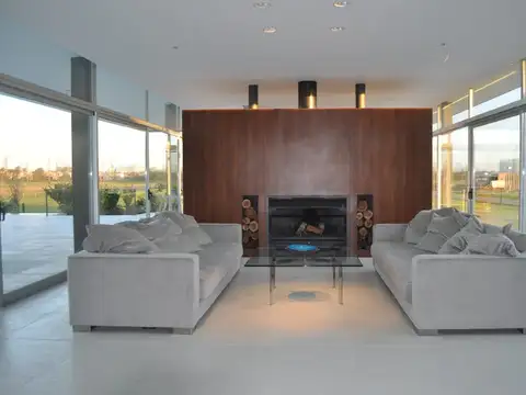 Casa en Venta con 4 cocheras