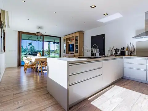 Casa 8 ambientes con 5 baños