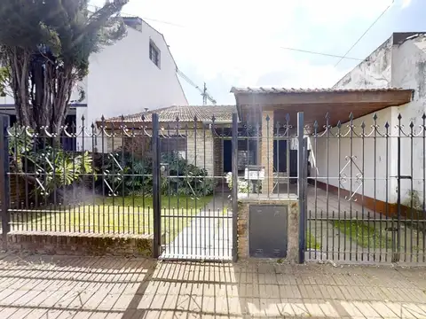 Casa en Venta de 4 Ambientes en Martinez con Jardín y Cochera