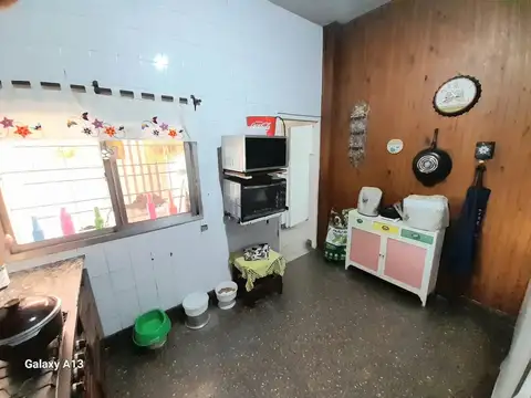 Venta de casa, local. garage y amplio fondo libre con pileta