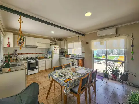 Casa 4 ambientes con 2 baños