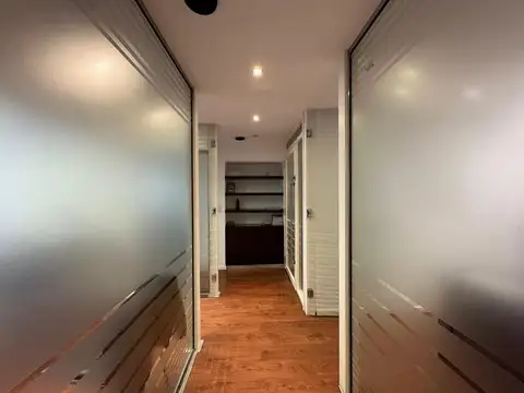 Oficina en planta baja con cochera. Barrio Abasto.