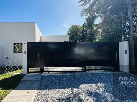 Casa en Venta con 2 cocheras