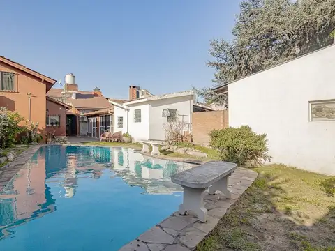 Casa en Venta con 3 cocheras