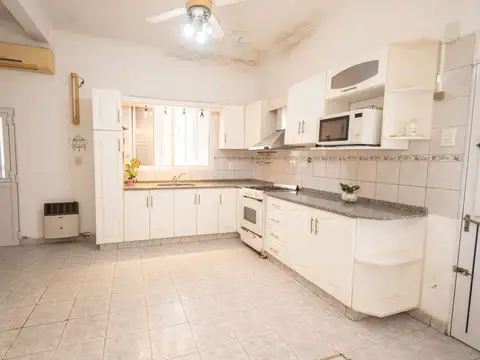 Casa 7 ambientes con 2 baños