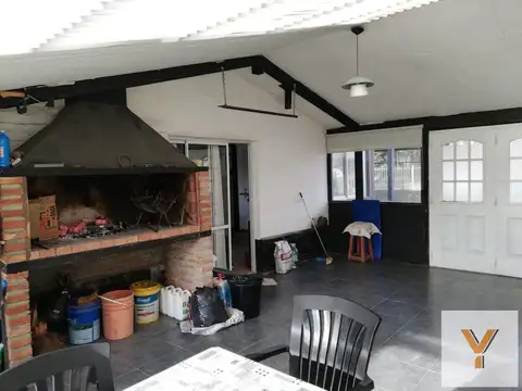 Casa 8 ambientes con 2 baños