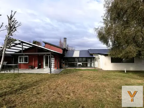 Casa en venta - 4 Dormitorios 2 Baños - Dina Huapi