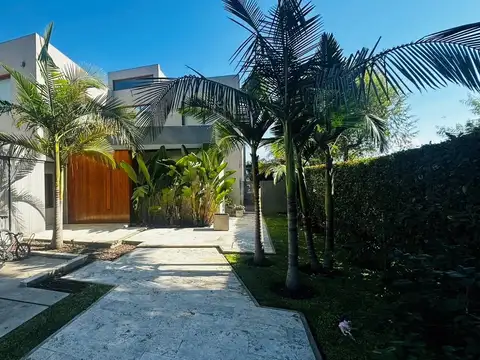Casa 5 ambientes con 5 baños
