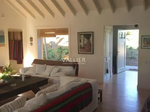 Casa 8 ambientes con 6 baños