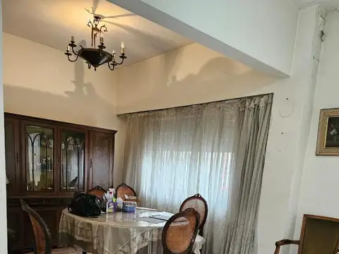 CASA EN VENTA 4 AMBIENTES CONSTITUCION CON PATIO SIN EXPENSAS A REFACCIONAR