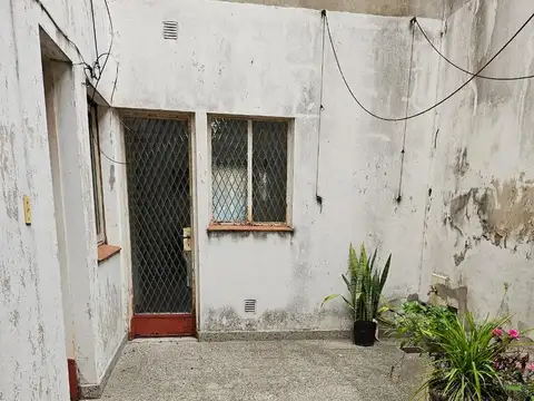 CASA EN VENTA 4 AMBIENTES CONSTITUCION CON PATIO SIN EXPENSAS A REFACCIONAR
