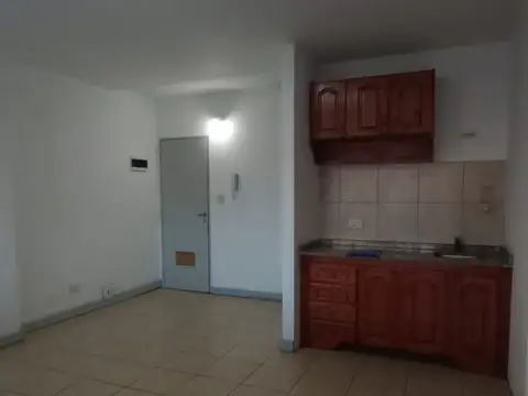 Almirante Brown 3000, Piso 1