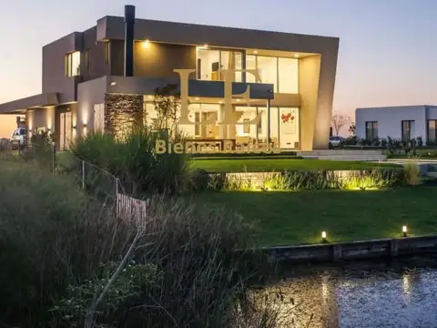 VENTA CASA CON PILETA A LAGUNA